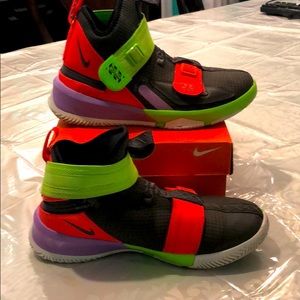 LeBron Solder 13 FlyEase